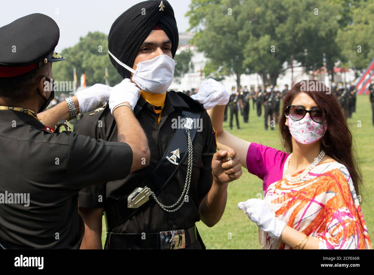 Dehradun, Uttarakhand/India - Agosto 15 2020: Ufficiale dell'esercito appena commissionato ottenendo il grado dai suoi genitori e ufficiale superiore, indossando la maschera. Foto Stock