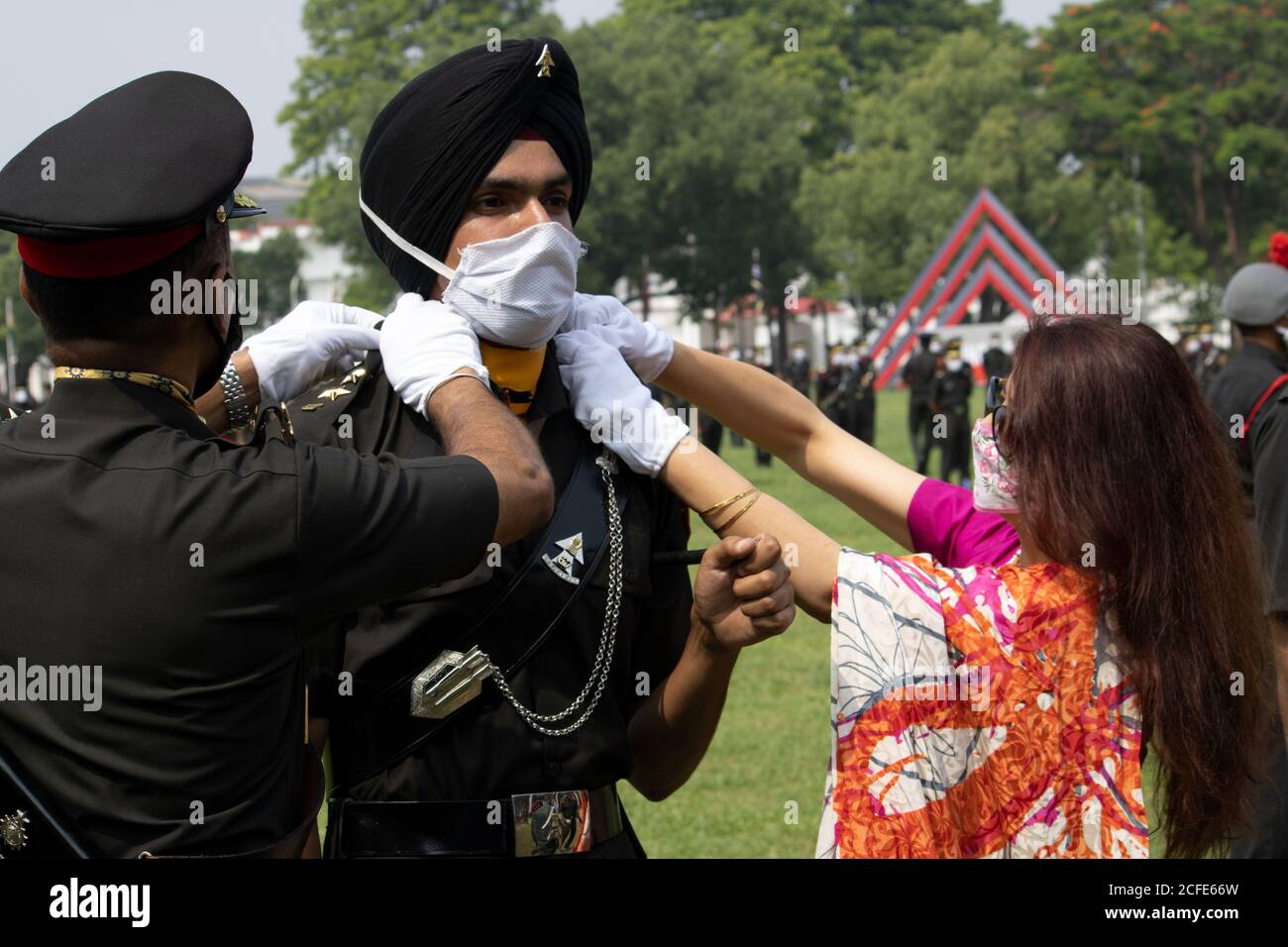 Dehradun, Uttarakhand/India - Agosto 15 2020: Ufficiale dell'esercito appena commissionato ottenendo il grado dai suoi genitori e ufficiale superiore, indossando la maschera. Foto Stock