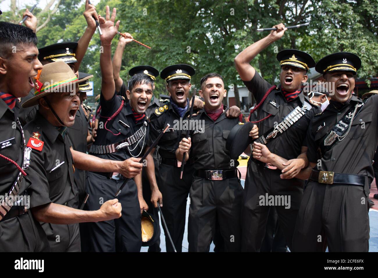 Dehradun, Uttarakhand/India - 15 2020 agosto: Cadetti IMA (Accademia militare indiana) dopo aver superato la sfilata, esprimendo gioia. Foto Stock