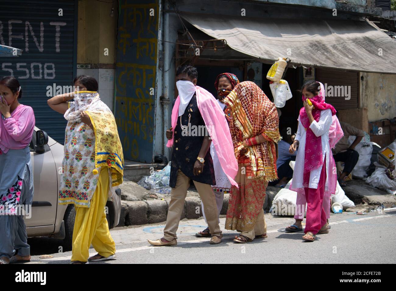 Dehradun, Uttarakhand/India - Agosto 15 2020: Una coppia appena sposata in covid 19 pandemia, che copre il loro volto. Foto Stock