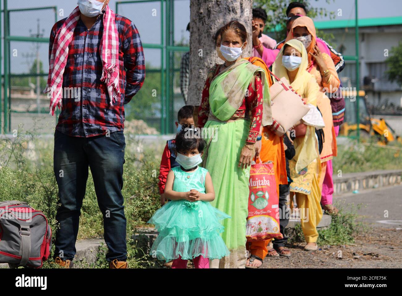 Dehradun, Uttarakhand/India - Agosto 01 2020: Persone migranti che ritornano a casa da diversi stati a causa della situazione del virus corona. Foto Stock