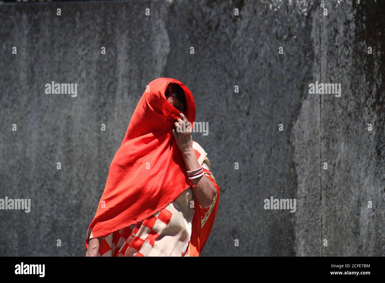 Dehradun, Uttarakhand/India - Agosto 01 2020:povere donne indiane, indossare la maschera. Foto Stock