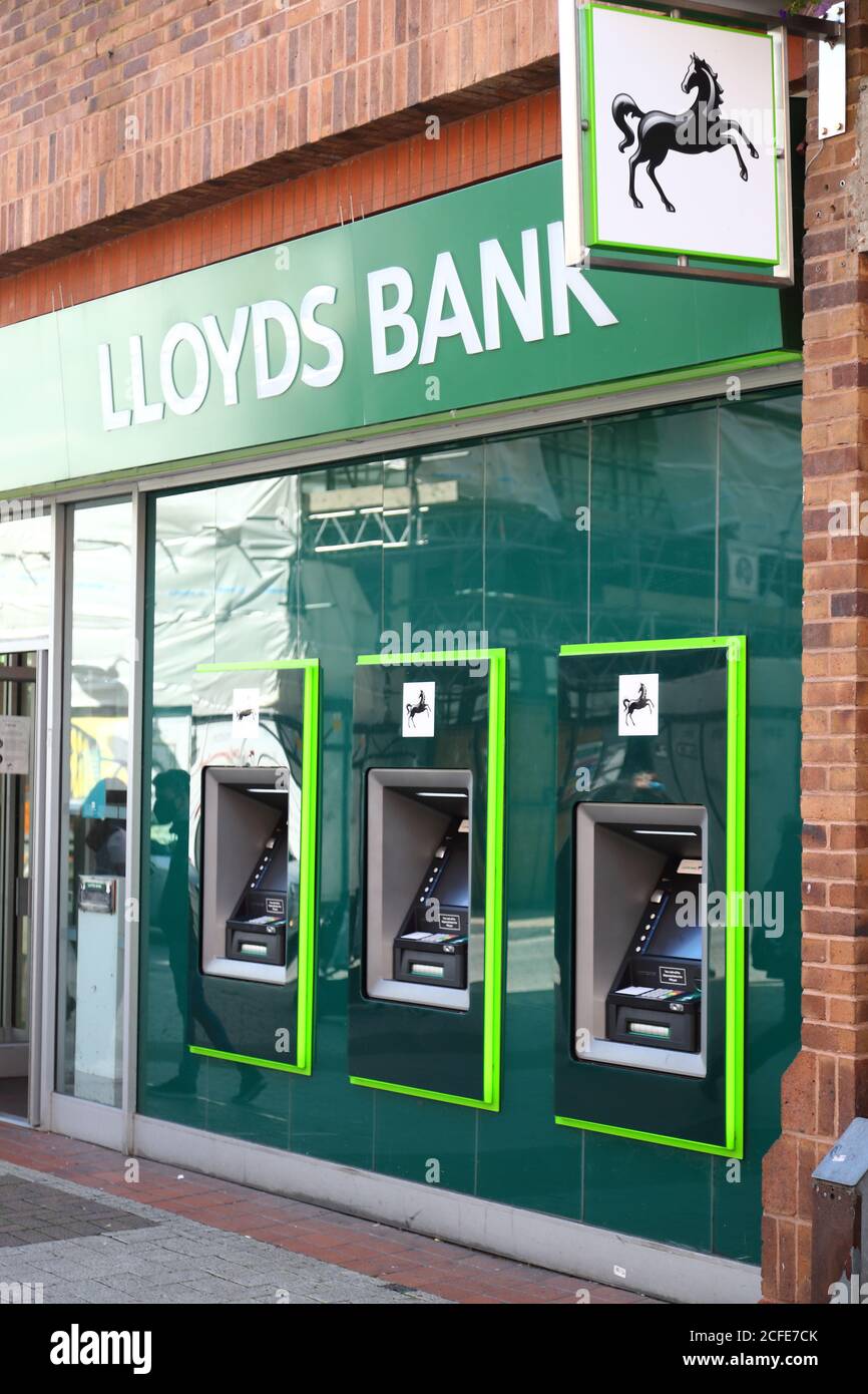 Filiale di Lloyds Bank con ATM a High Wycombe, Buckinghamshire, Regno Unito Foto Stock