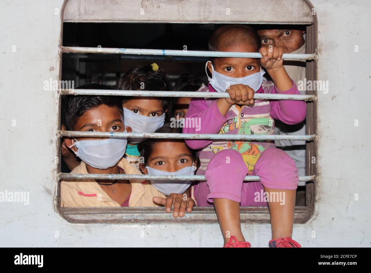 Dehradun, Uttarakhand/India - 01 2020 agosto: Persone/bambini, alzarsi dalla finestra, polizia al lavoro, Foto Stock