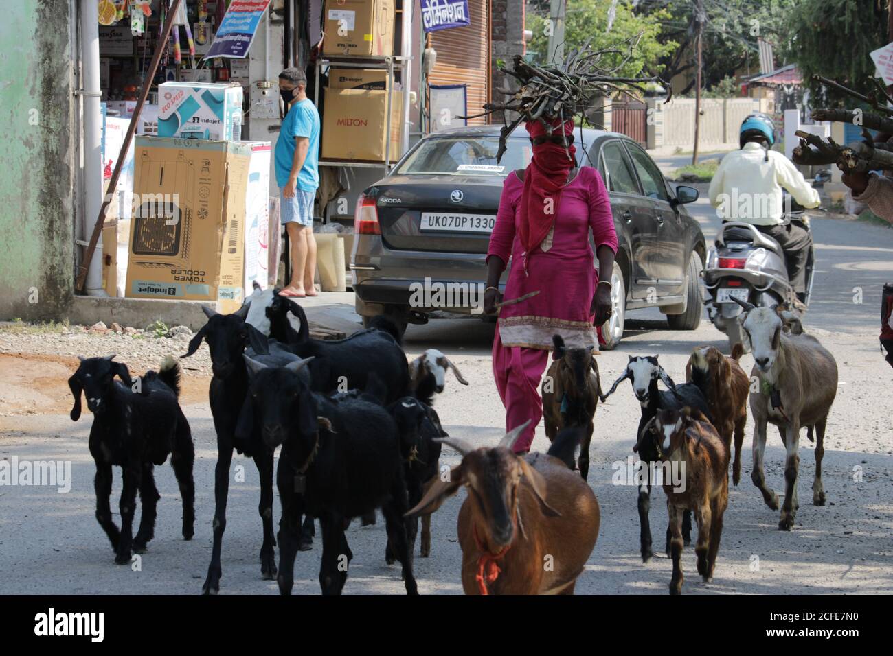 Dehradun, Uttarakhand/India - Agosto 01 2020: Persone migranti che ritornano a casa da diversi stati a causa della situazione del virus corona. Foto Stock