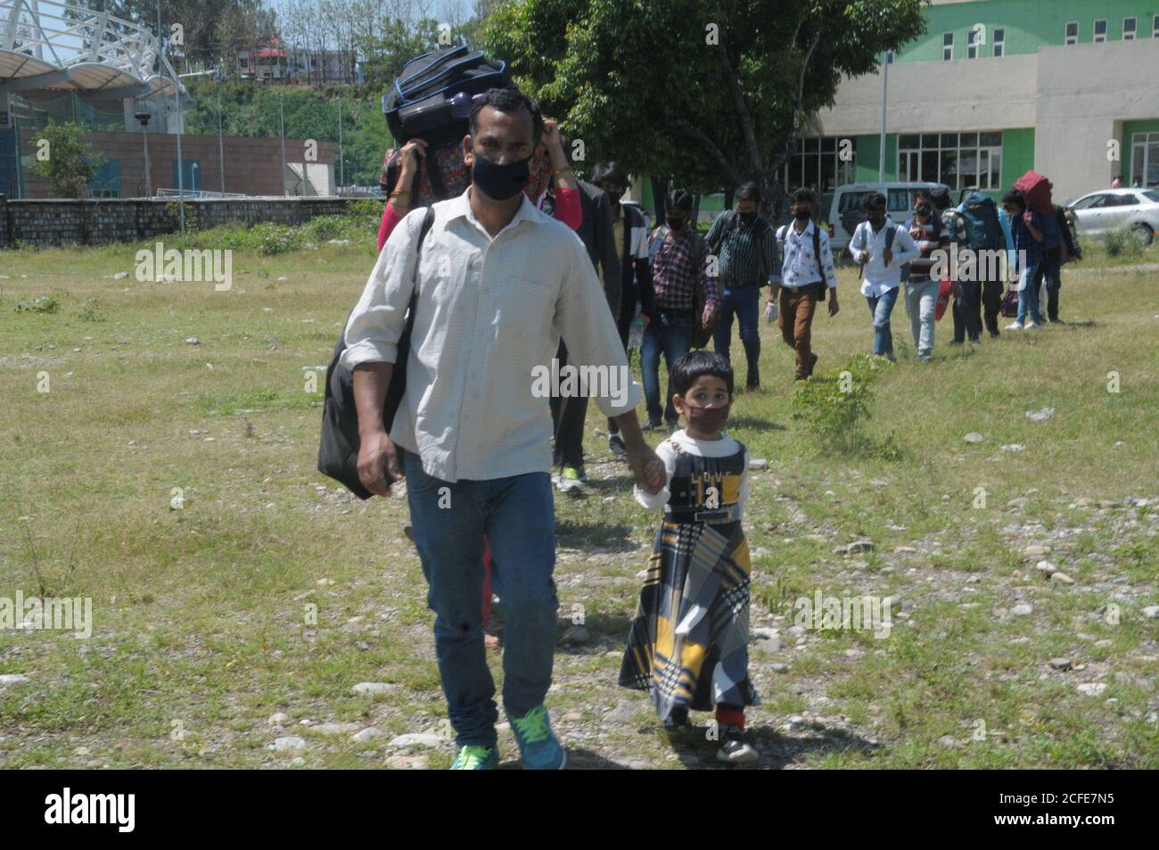 Dehradun, Uttarakhand/India - Agosto 01 2020: Persone migranti che ritornano a casa da diversi stati a causa della situazione del virus corona. Foto Stock