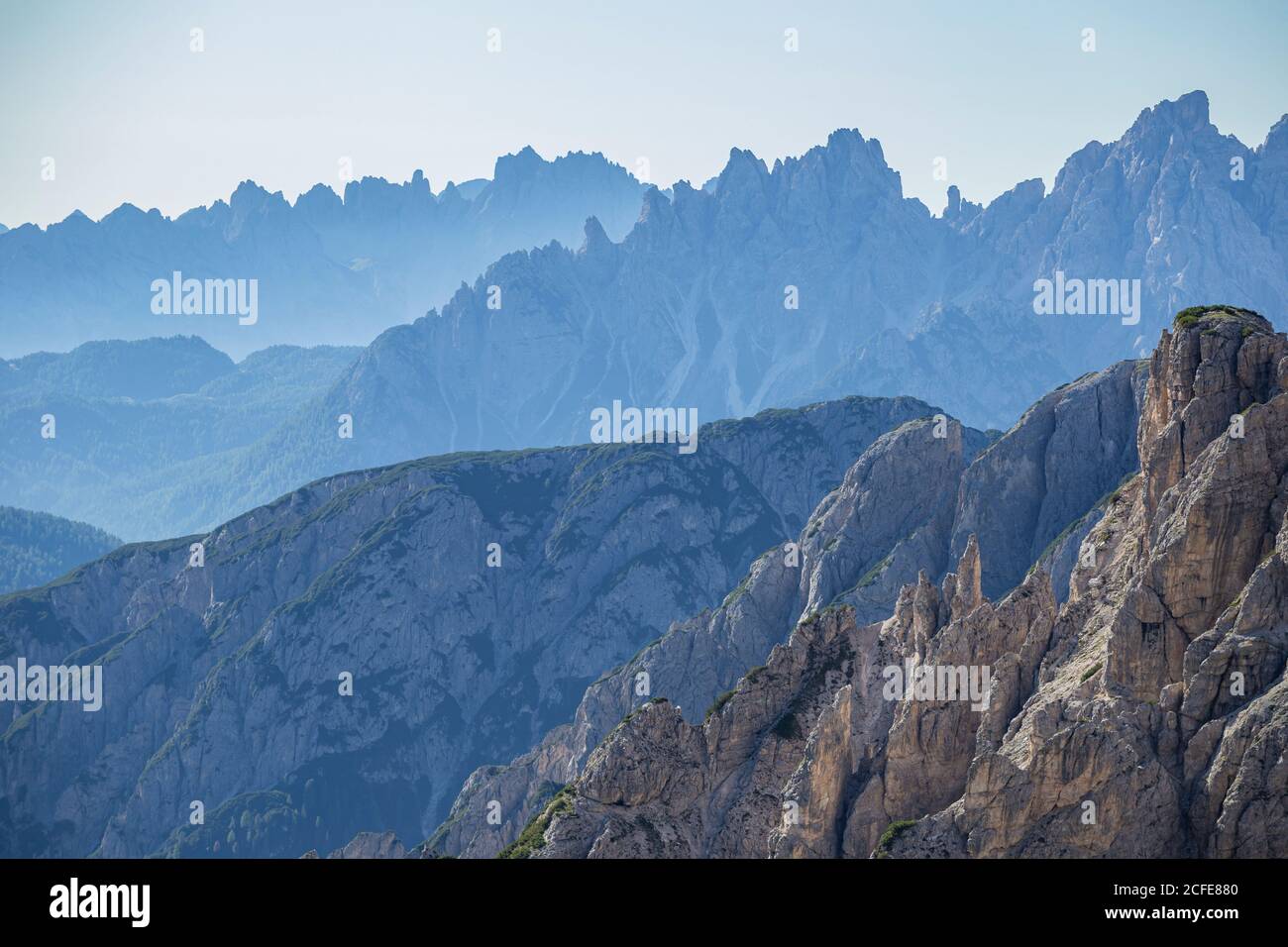 Diversi strati di montagna alle tre vette delle Dolomiti di Sesto, cielo azzurro, roccia, Europa, Italia, Alto Adige, Belluno Foto Stock