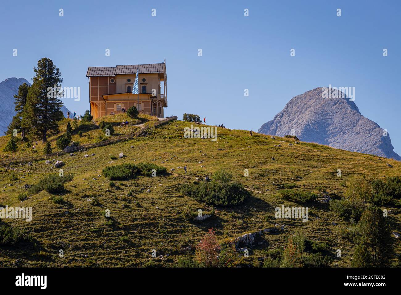 Königshaus am Schachen, sullo sfondo, a destra, il fianco orientale delle Alpspitze (Monti Wetterstein), cielo blu, alberi, Foto Stock