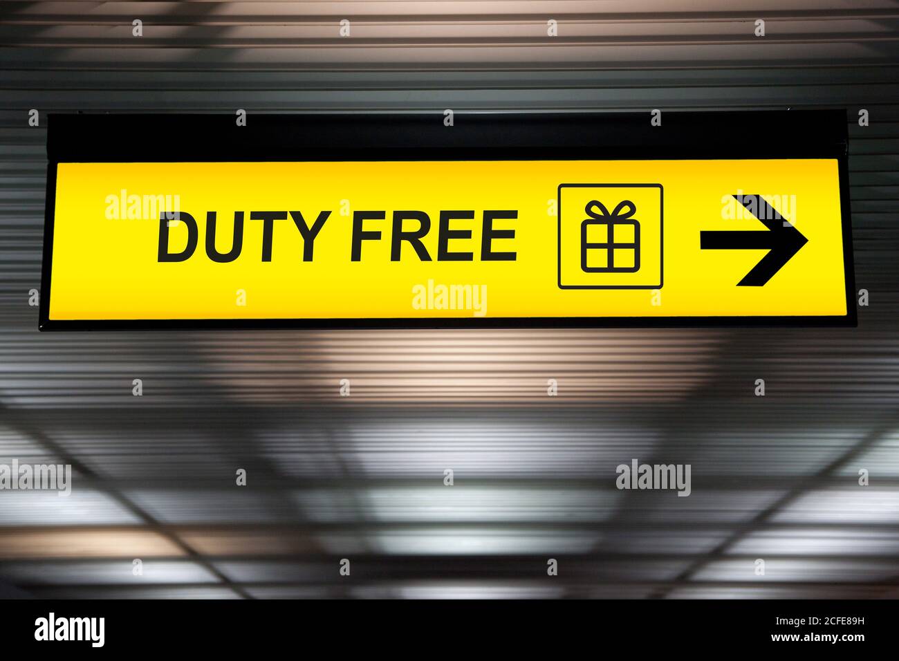 Cartello per lo shopping duty free appeso al soffitto dal terminal dell'aeroporto Foto Stock