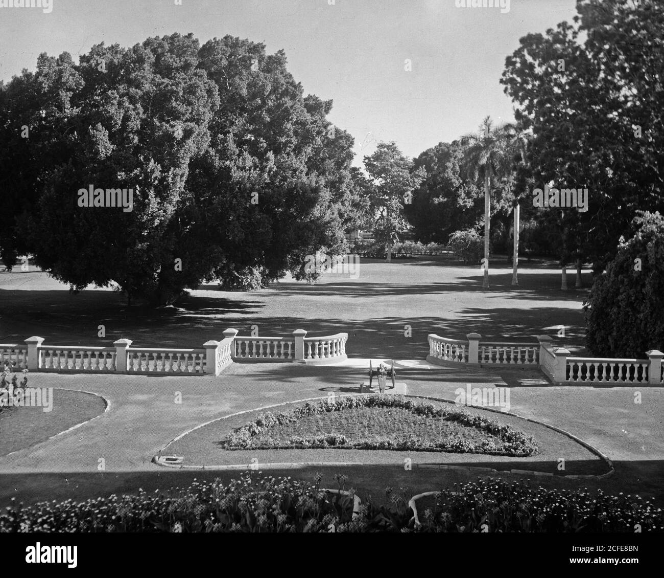 Sudan. Khartoum. Guardando verso i giardini del palazzo dalla terrazza posteriore ca. 1936 Foto Stock Sudan. Khartoum. Guardando verso i giardini del palazzo dalla terrazza posteriore ca. 1936 Foto Stock
