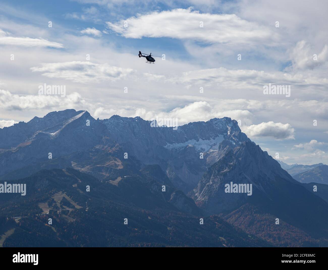 Elicottero sulle montagne di Wetterstein con Alpspitze, Jubiläumsgrat, Zugspitze, Höllental e Waxensteinen, cielo blu, nuvole, Garmisch-Partenkirchen, Foto Stock