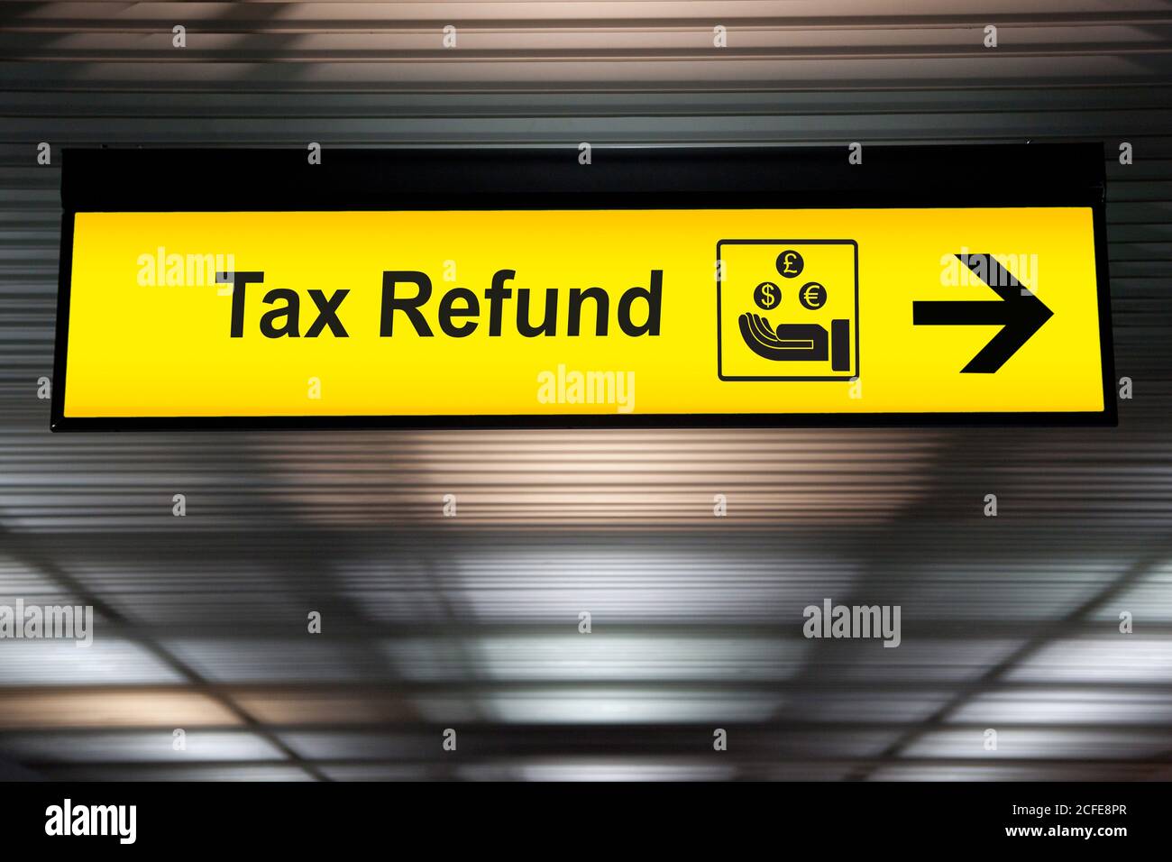 Cartello di rimborso delle tasse appeso al soffitto dell'aeroporto Foto Stock