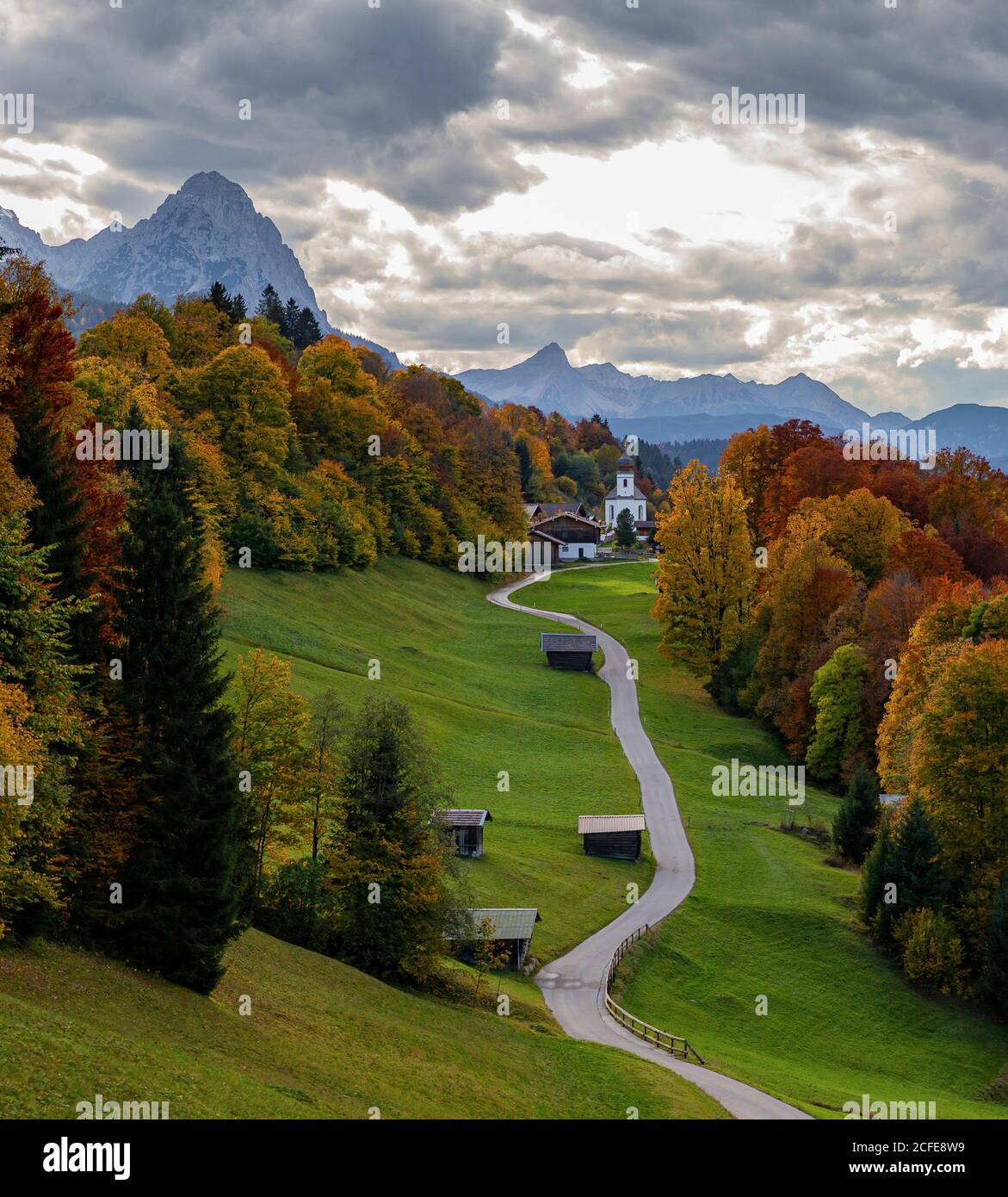 Kirchdorf Wamberg con la chiesa di Sant'Anna sopra Garmisch-Partenkirchen in autunno, Bauernstadel, passeggiata, alberi, nuvole, Garmisch-Partenkirchen, Foto Stock