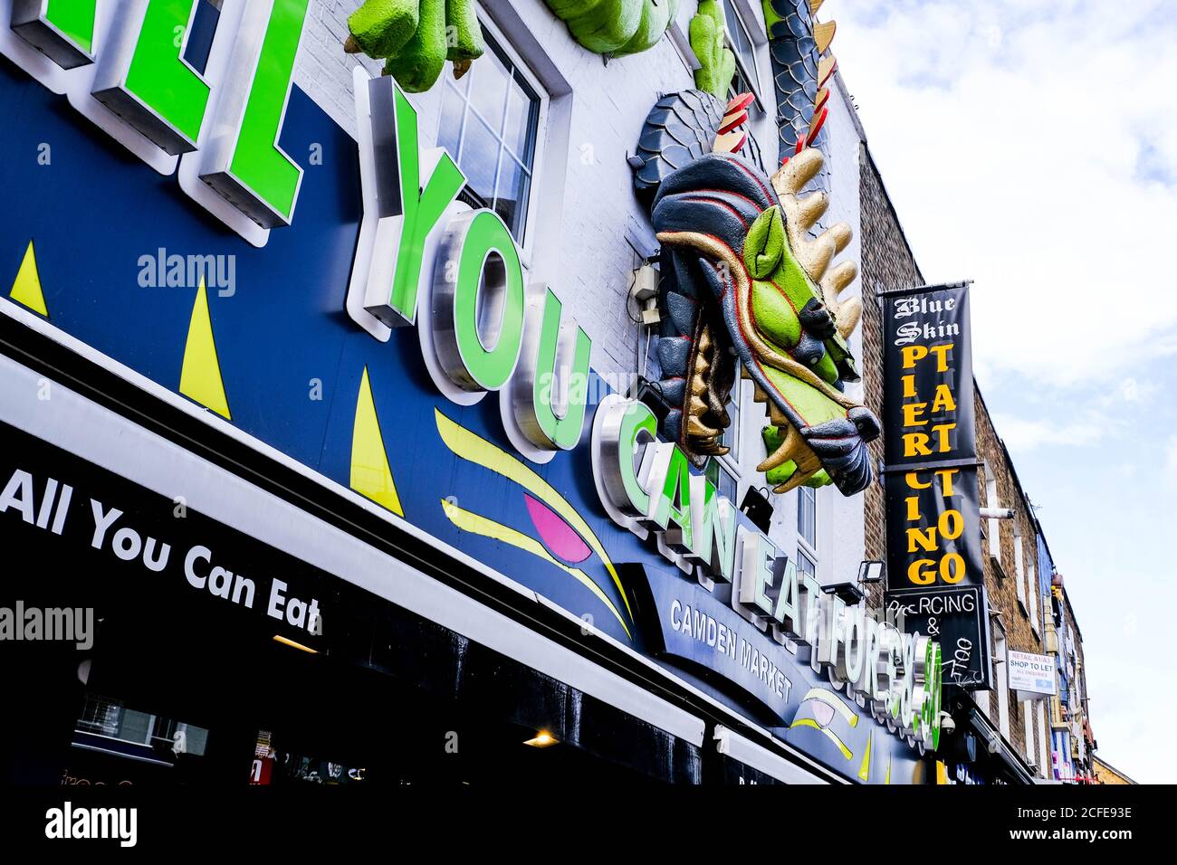 Colorful Shop fronts Camden Market, Londra Regno Unito senza persone Foto Stock