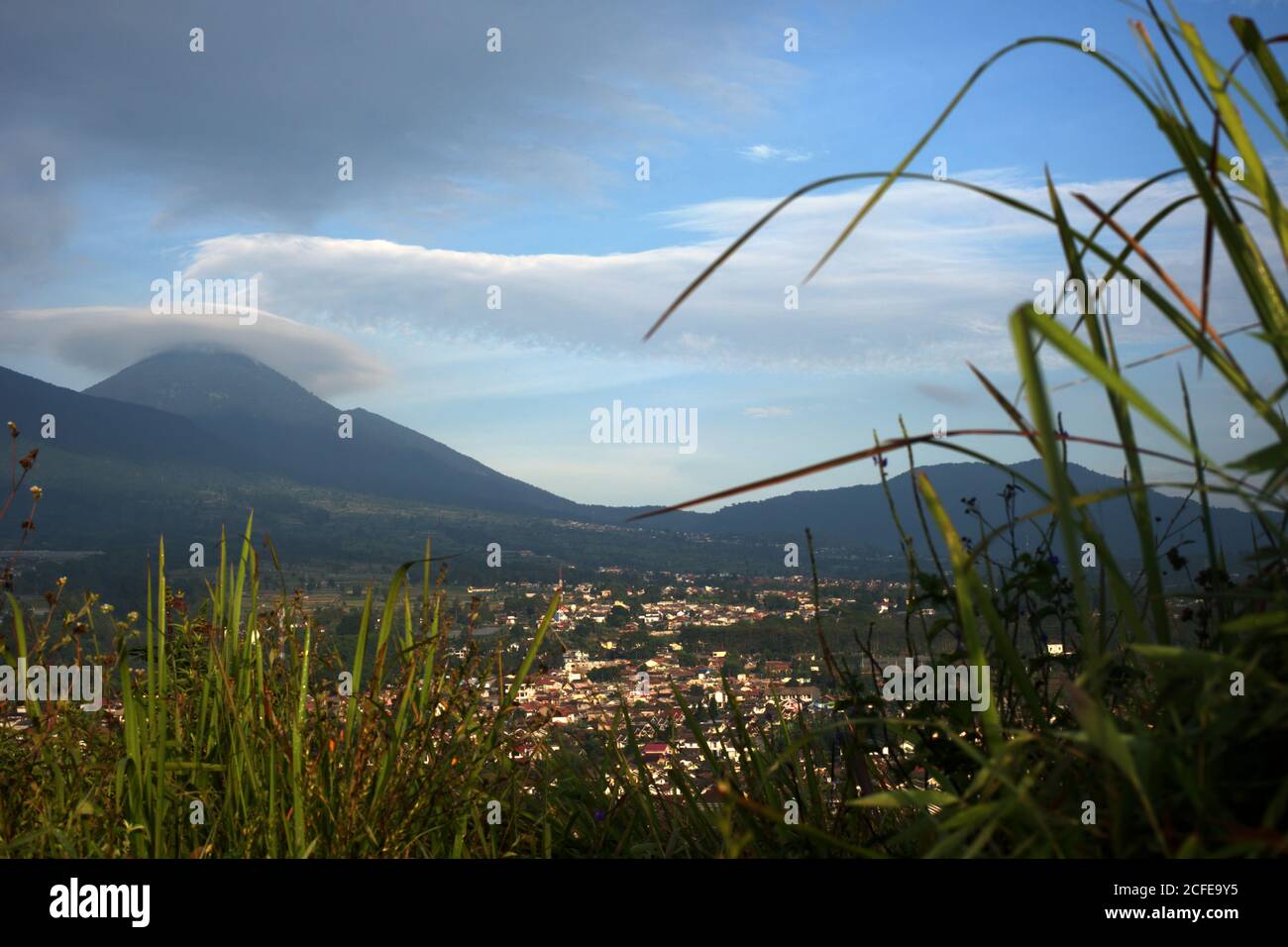 Il Monte Pangrango conico (a sinistra), una parte del Parco Nazionale di Mount-Gede-Pangrango nella provincia di Giava Occidentale, Indonesia. Foto Stock