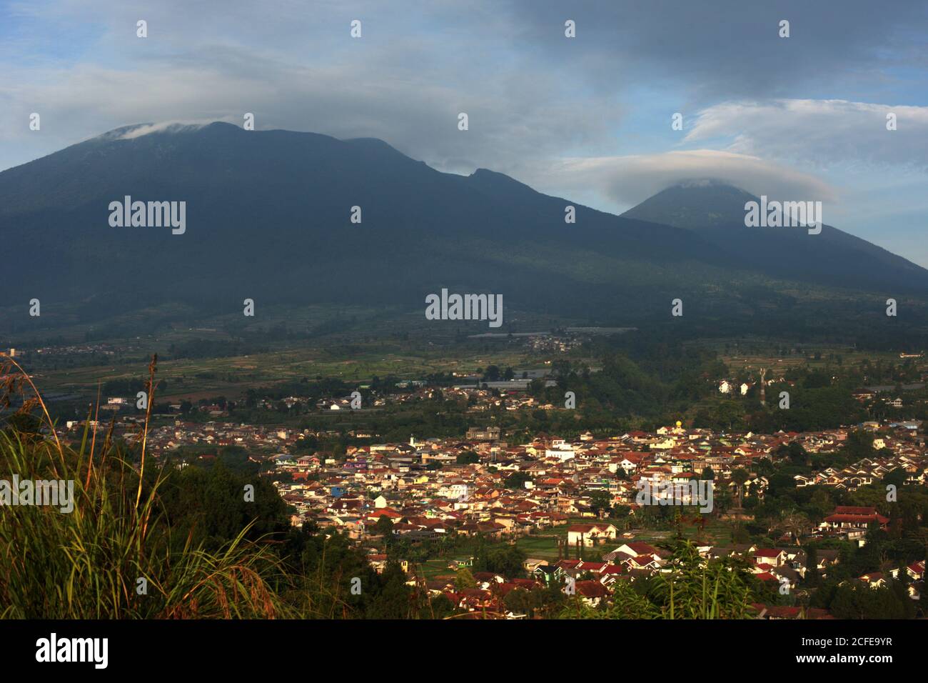 A forma di cupola il Monte Gede (a sinistra) e il Monte Pangrango conico che formano il Parco Nazionale del Monte Gede Pangrango nella provincia di Giava Occidentale, Indonesia. Foto Stock
