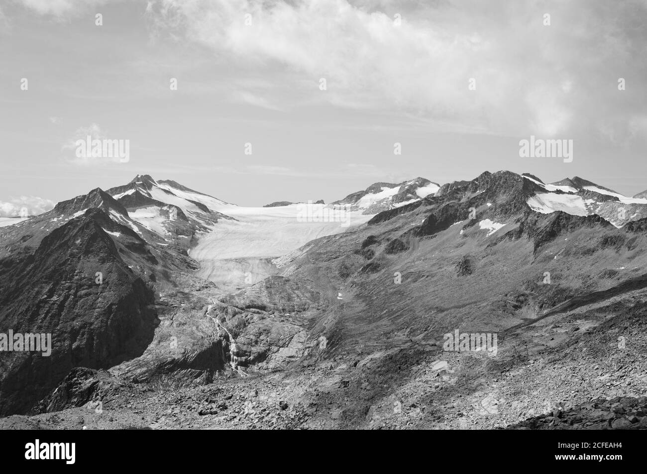 Vista panoramica sui ghiacciai in cima alle montagne delle Alpi italiane (Trentino, Italia, Europa) Foto Stock