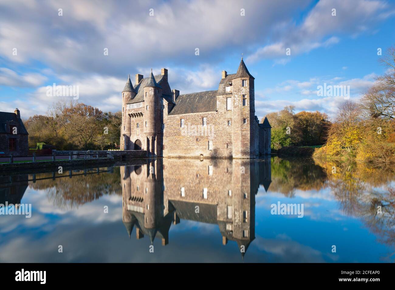 Il vecchio castello sul lago si trova ai margini della foresta Broceliande leggenda a sud di Rennes in Bretagna. Foto Stock