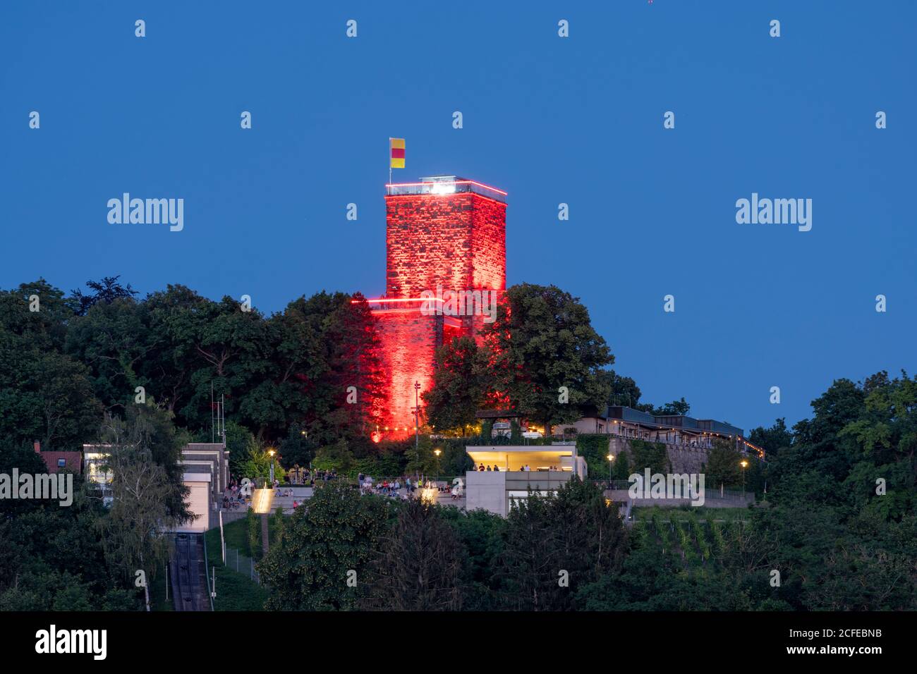 Germania, Baden-Württemberg, Karlsruhe, il Turmberg illuminato il giorno della "Notte della luce". Foto Stock