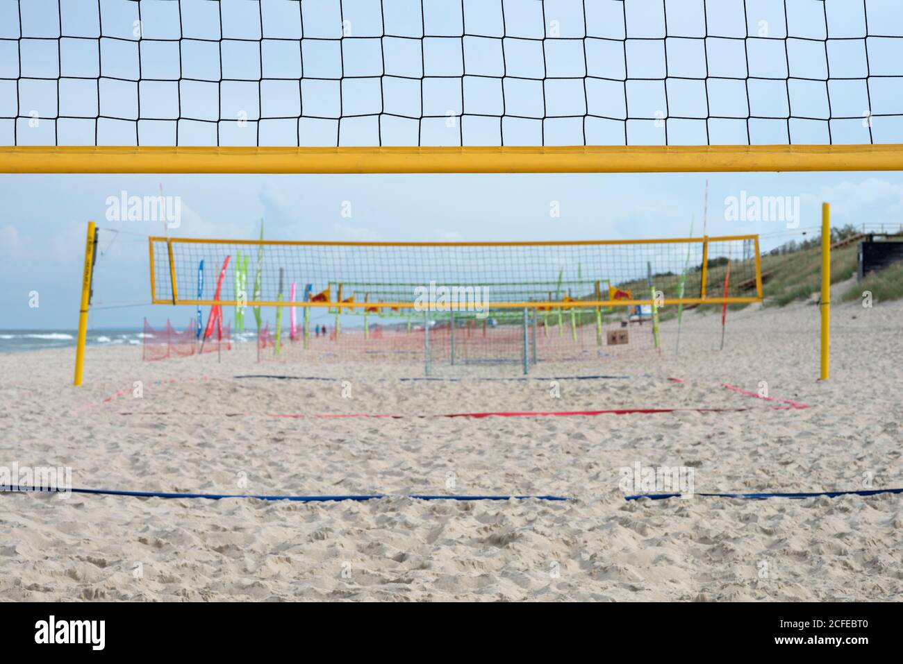 Beach volley rete sulla spiaggia vuota Foto Stock