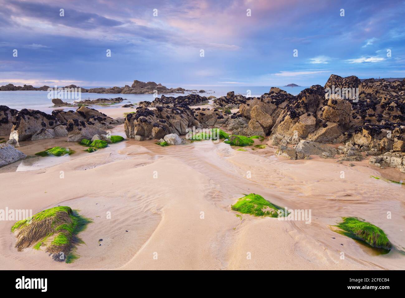 Spiaggia a bassa marea a Cap Frehel in serata dopo una tempesta estiva Foto Stock