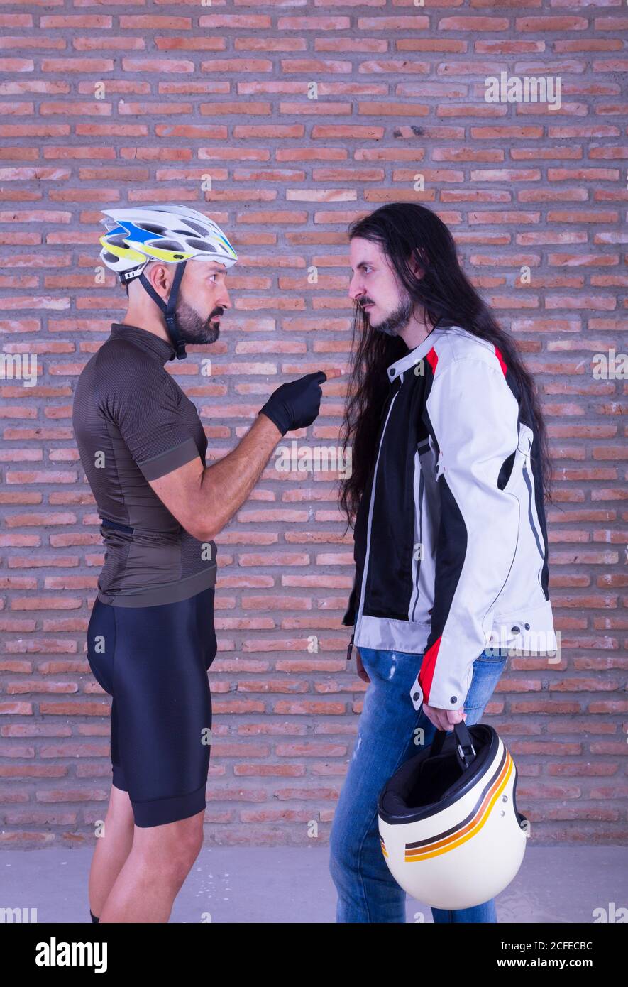 Un ciclista e un biker che si guardano a vicenda e. discutendo Foto Stock
