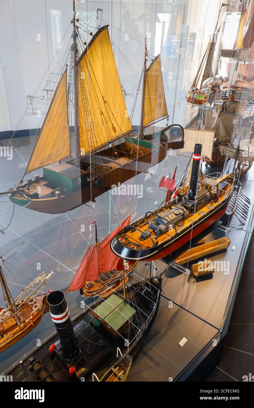 Duesseldorf, Renania Settentrionale-Vestfalia, Germania - navi modello nel Museo Marittimo nella torre del castello sulle rive del Reno. Foto Stock