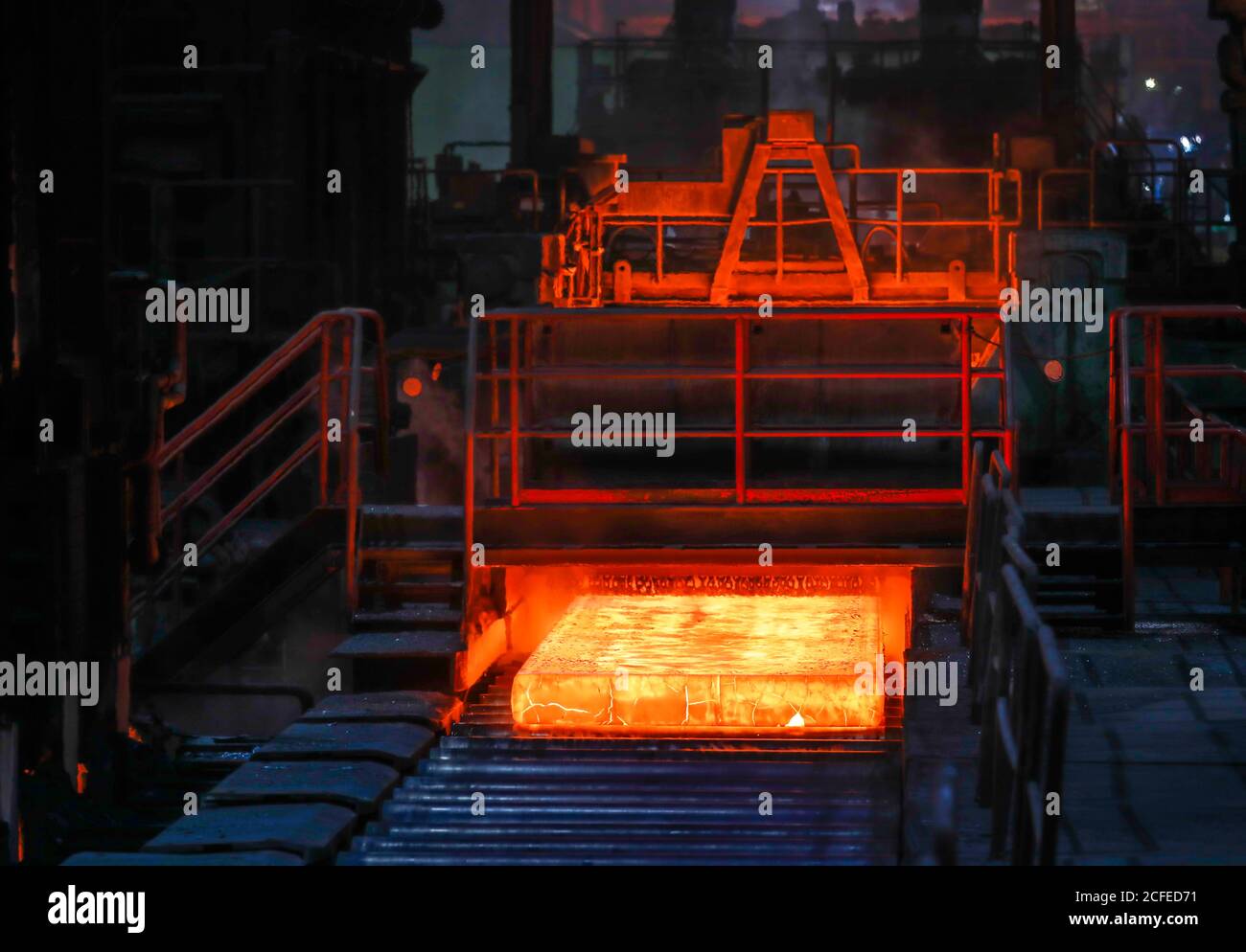 Lastre di acciaio rosso-caldo nel laminatoio a caldo, acciaio ThyssenKrupp, Duisburg, Ruhr Area, Nord Reno-Westfalia, Germania Foto Stock