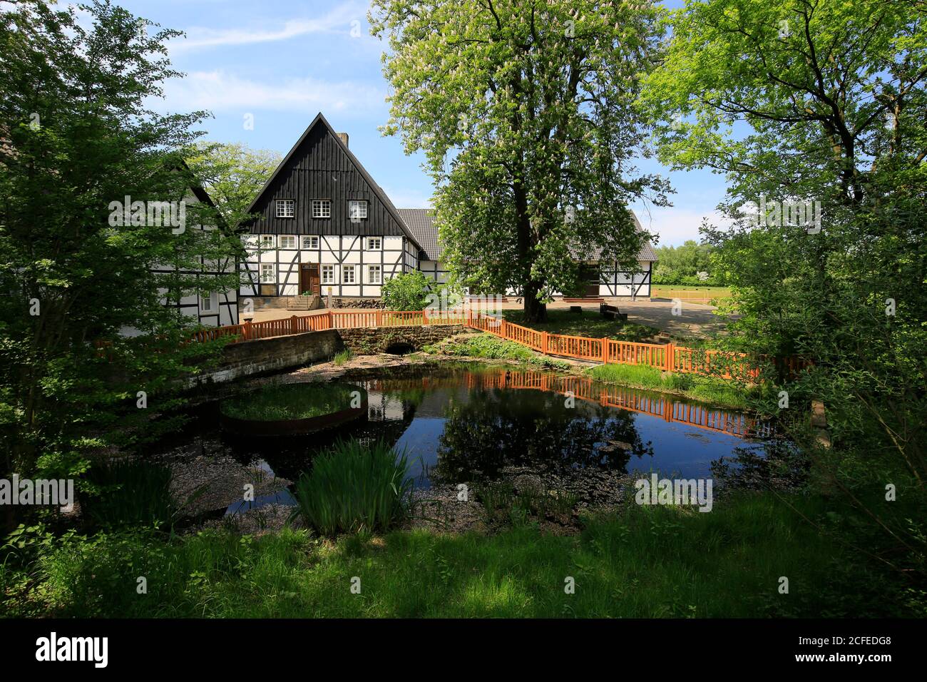 Emscherquelle, a Emscherquellhof sorge il fiume Emscher, Holzwickede, Ruhr, Renania Settentrionale-Vestfalia, Germania Foto Stock