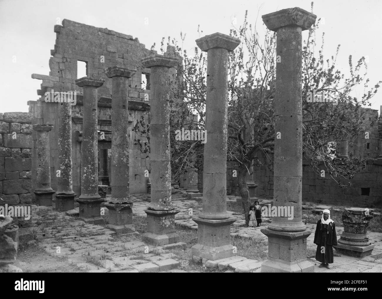 Jebel el-Druze e Hauran. Kanawat. Colonnato della basilica romana ca. 1938 Foto Stock