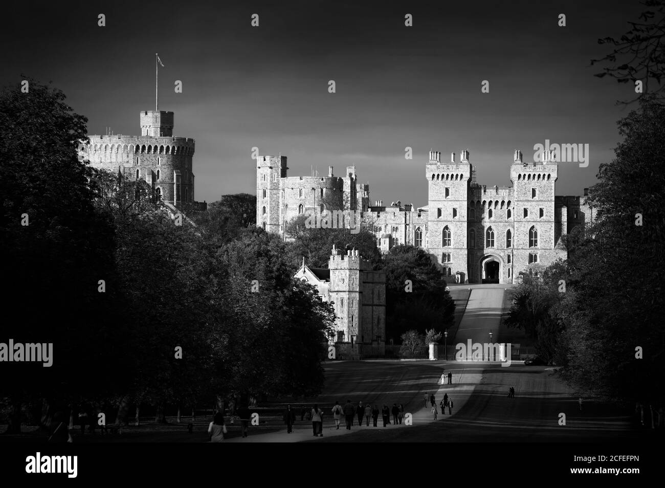Immagine monocromatica del paesaggio Long Walk del Castello di Windsor park in Berkshire England UK una popolare destinazione di viaggio in inglese attrazione turistica lan Foto Stock