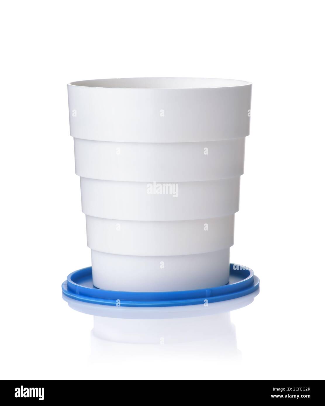 Vista frontale della tazza in plastica riutilizzabile pieghevole isolata in bianco Foto Stock