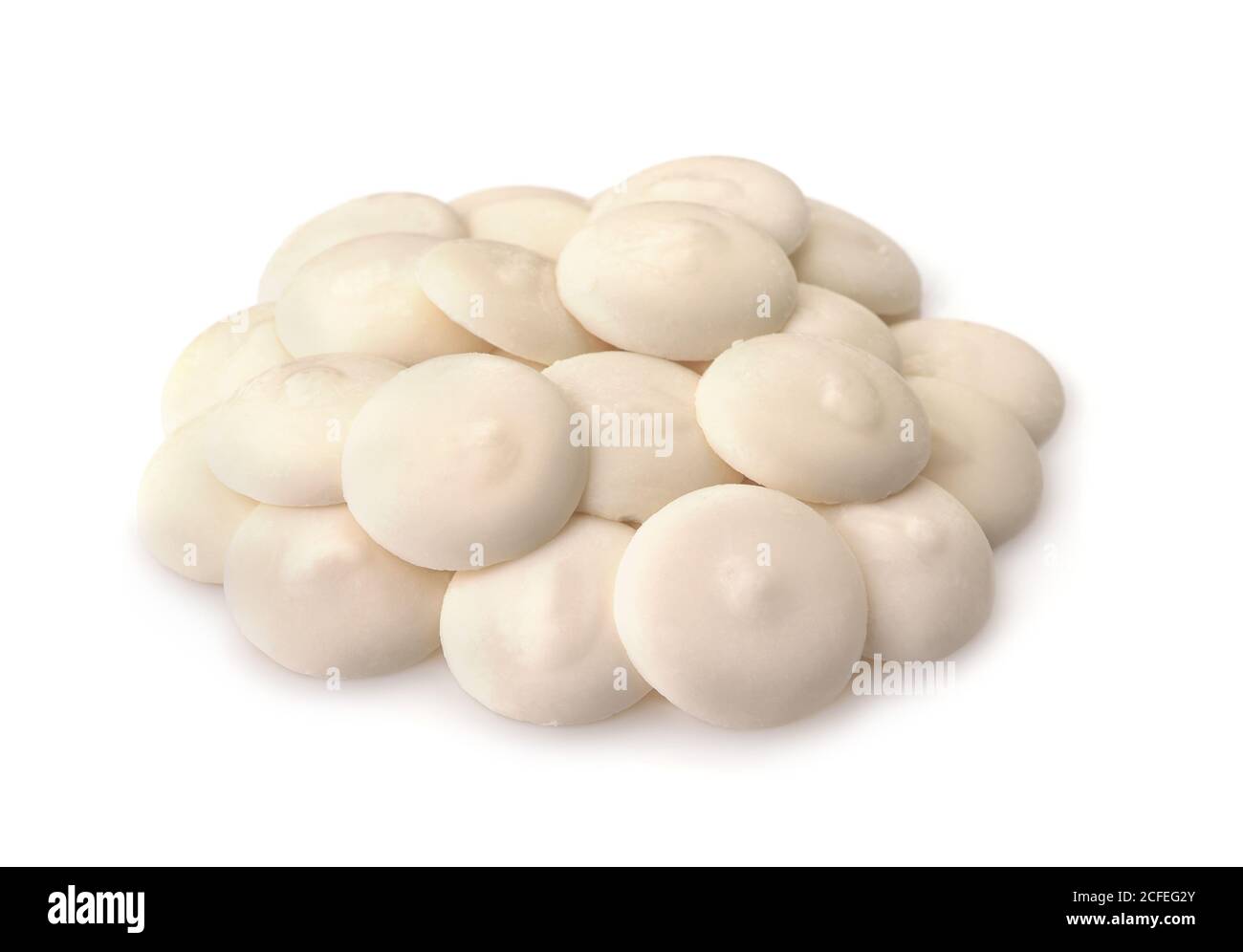 Pila di bottoni di cioccolato bianco isolati su bianco Foto Stock