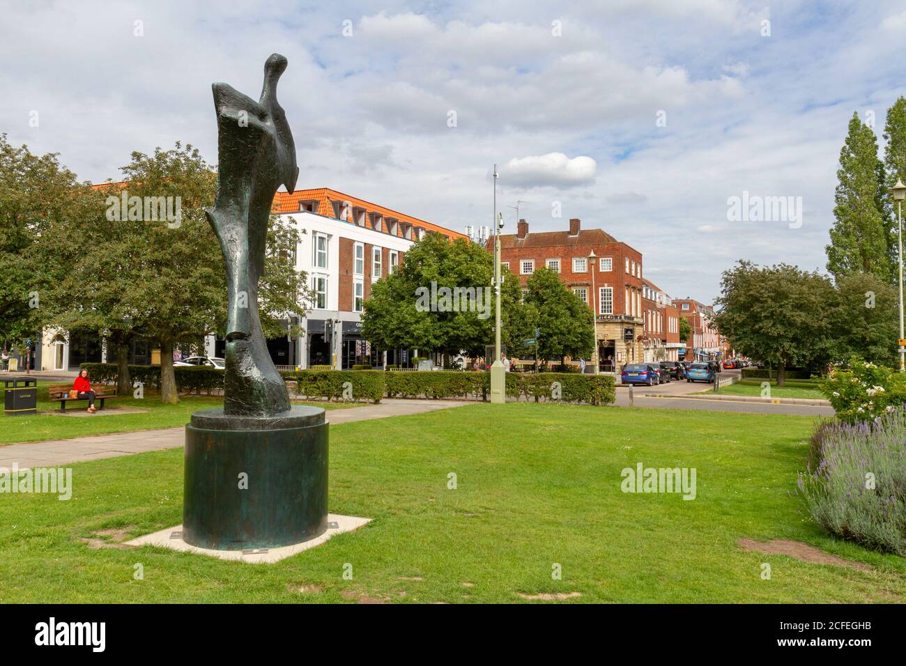 Henry Moore 'Large Standing Figure: Knife Edge' (1976) a Welwyn Garden City, Hertfordshire, Inghilterra. Foto Stock