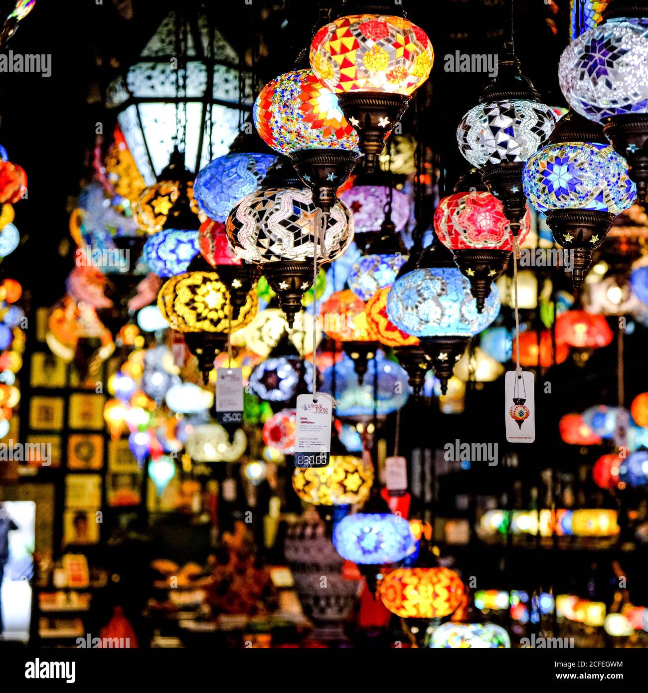 Selezione di coloratissime tonalità di luce in vetro vintage che si aggirano in UNA Visualizza senza persone Foto Stock