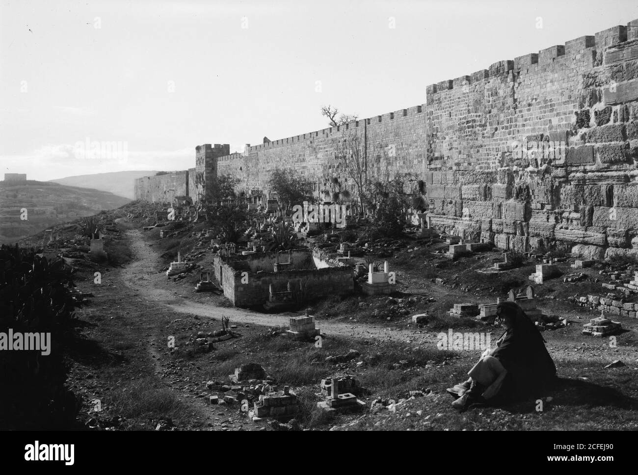 Didascalia originale: Intorno alle mura della città [Gerusalemme]. La parete est che mostra il muro erodiano e la porta d'oro - posizione: Gerusalemme ca. 1920 Foto Stock