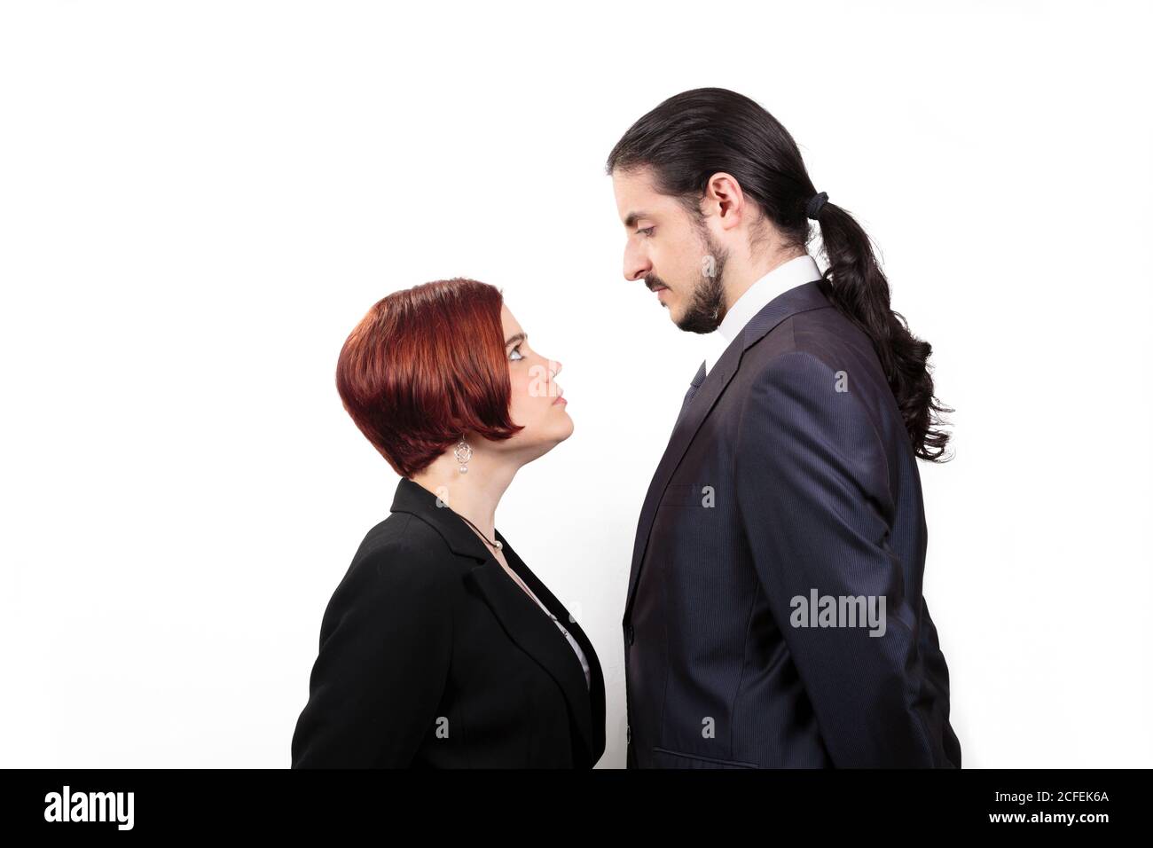 Stare in piedi tra un partner maschio e una femmina Foto Stock