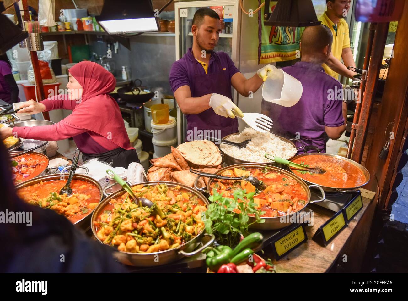 LONDRA, INGHILTERRA - 07 APRILE 2017: Gli chef cinesi servono piatti deliziosi per i turisti a Londra. Ristorante cinese a buffet a Londra Chinatown Foto Stock