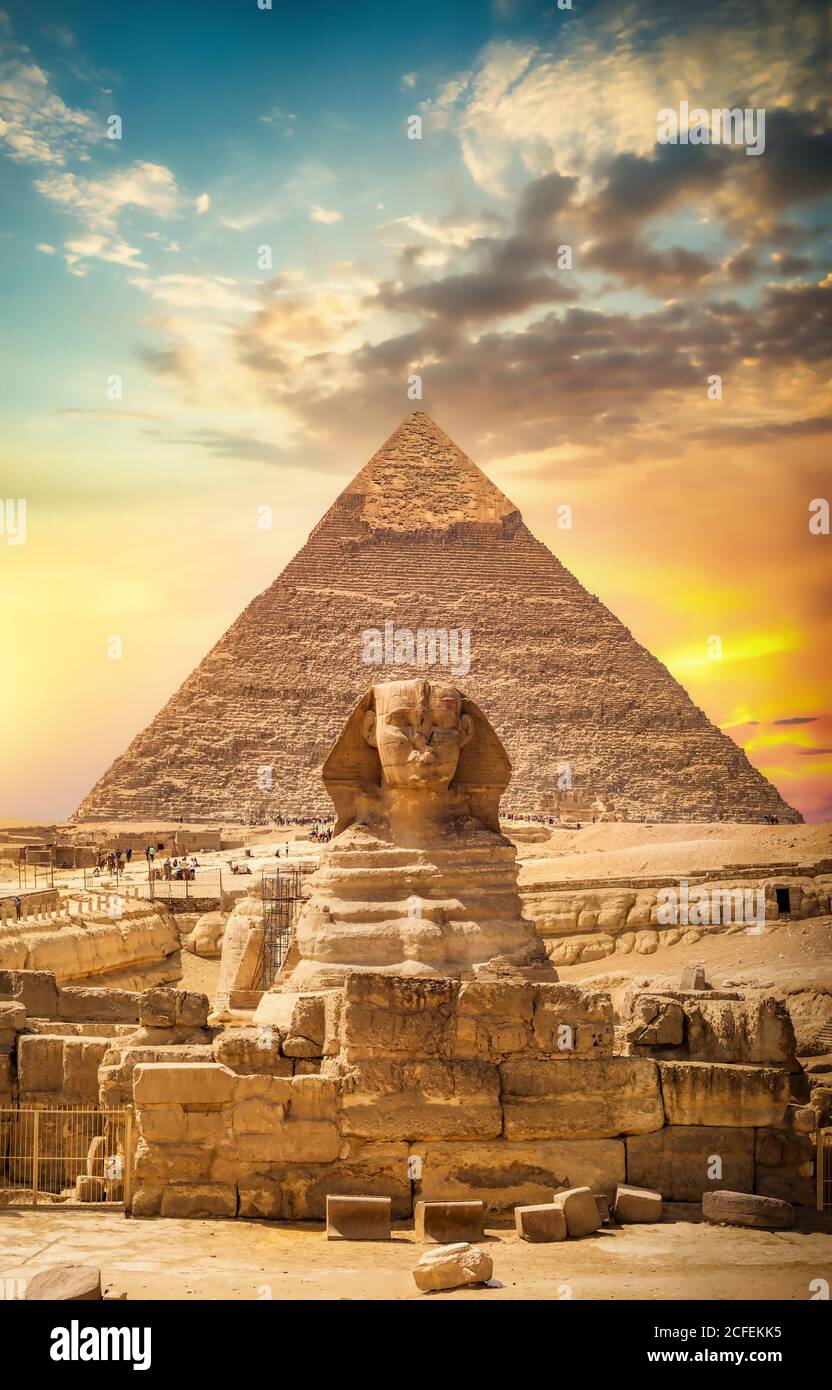 Grande sfinge e piramide sotto il sole luminoso Foto Stock
