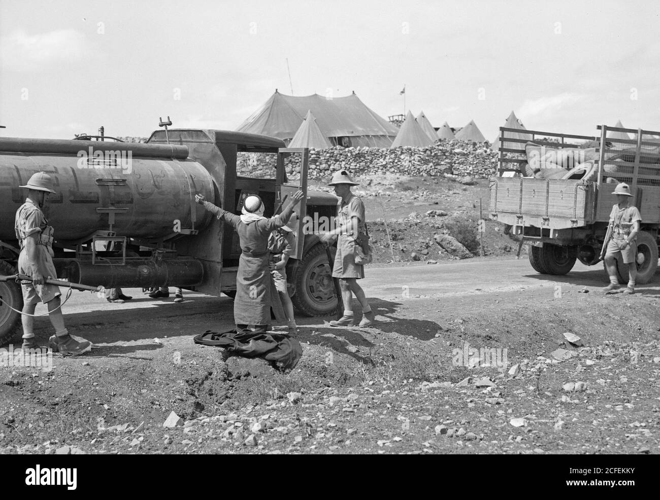 Storia del Medio Oriente - campo militare britannico a klm. 41 Lubban-Nablus Rd. Truppe della guardia Nera alla ricerca di arabi al campo K. 41 Foto Stock