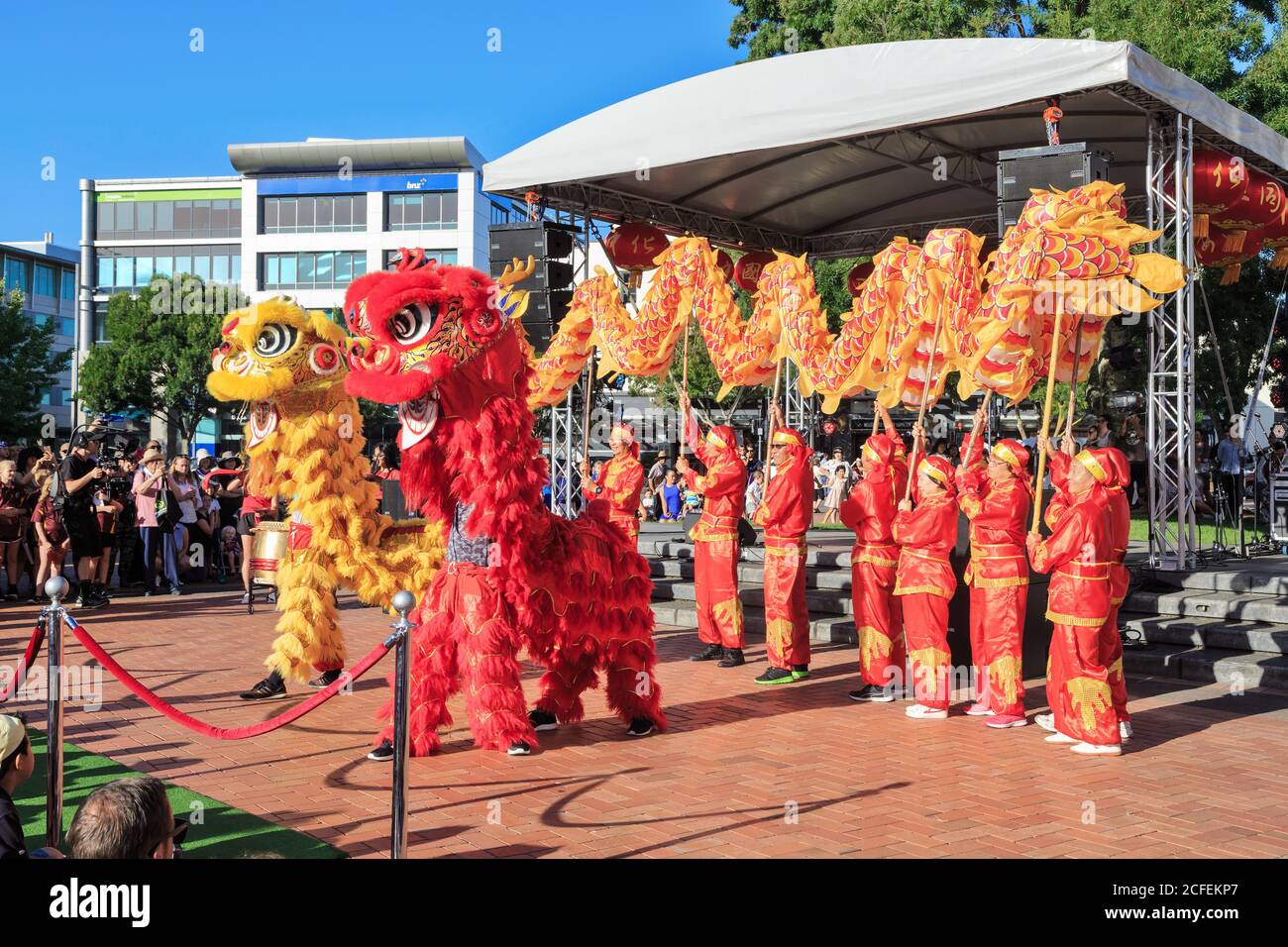 I ballerini cinesi del leone e del drago intrattengono una folla in occasione delle celebrazioni cinesi del capodanno. Hamilton, Nuova Zelanda, 2/16/2019 Foto Stock