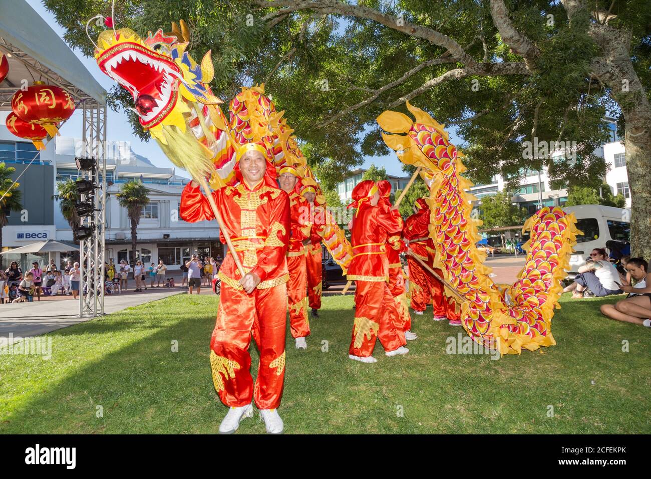 Ballerini cinesi di drago di Capodanno in un parco, con un drago giallo e rosso luminoso sui pali. Hamilton, Nuova Zelanda, 2/16/2019 Foto Stock
