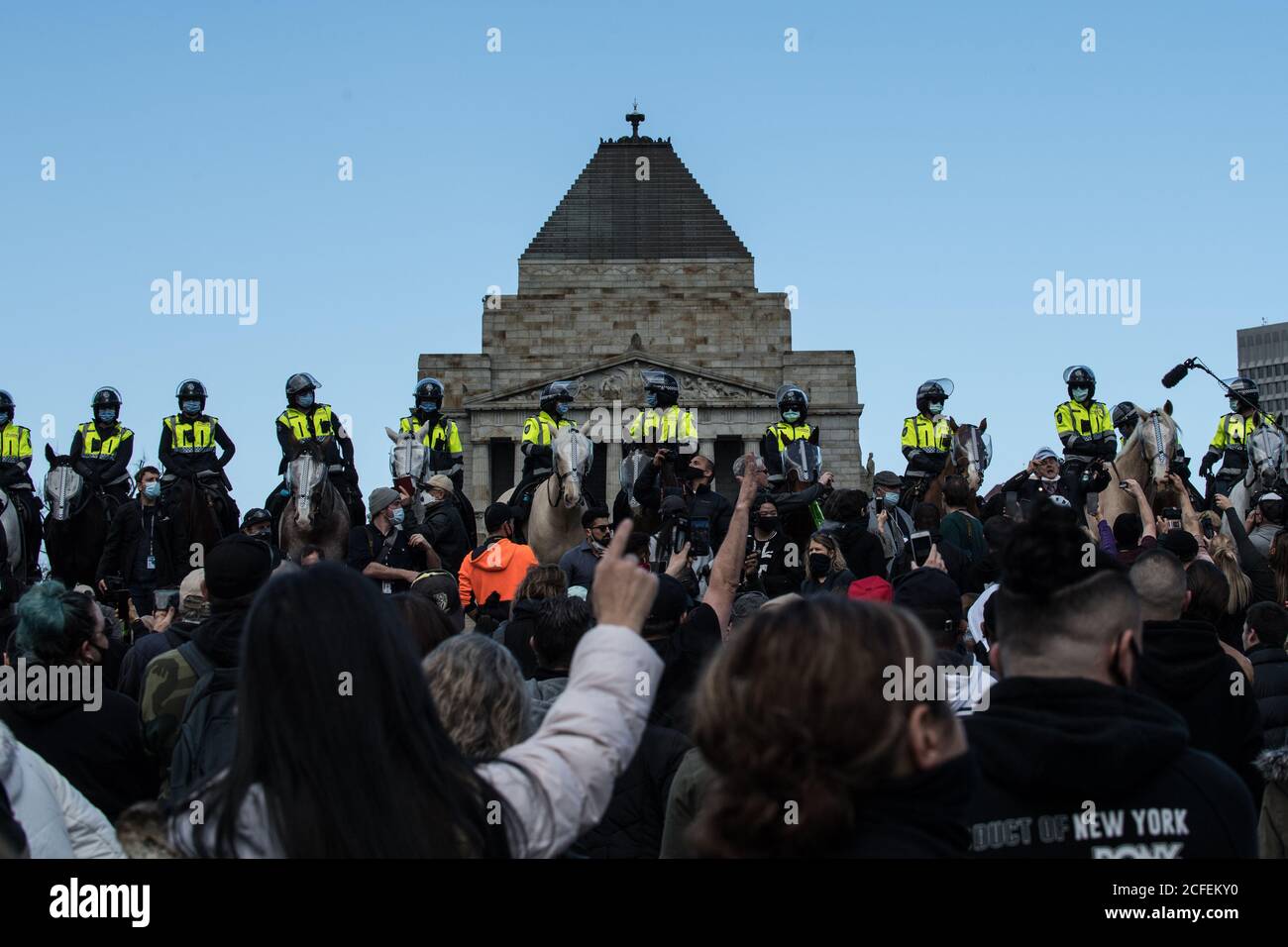 Melbourne, Australia 5 settembre 2020, i manifestanti salutano e cantano davanti ai cavalli della polizia e al santuario della Freedom Day contro la maschera e la protesta contro il blocco al Santuario della memoria di Melbourne Australia. Credit: Michael Currie/Alamy Live News Foto Stock