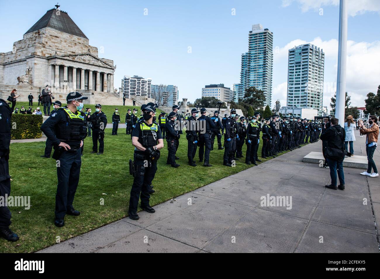 Melbourne, Australia 5 Set 2020, ufficiali di polizia vittoriani da una linea per bloccare l'accesso al santuario al Freedom Day Anti-maschera e anti-blocco protesta sul piazzale del Santuario della memoria a Melbourne Australia. Credit: Michael Currie/Alamy Live News Foto Stock