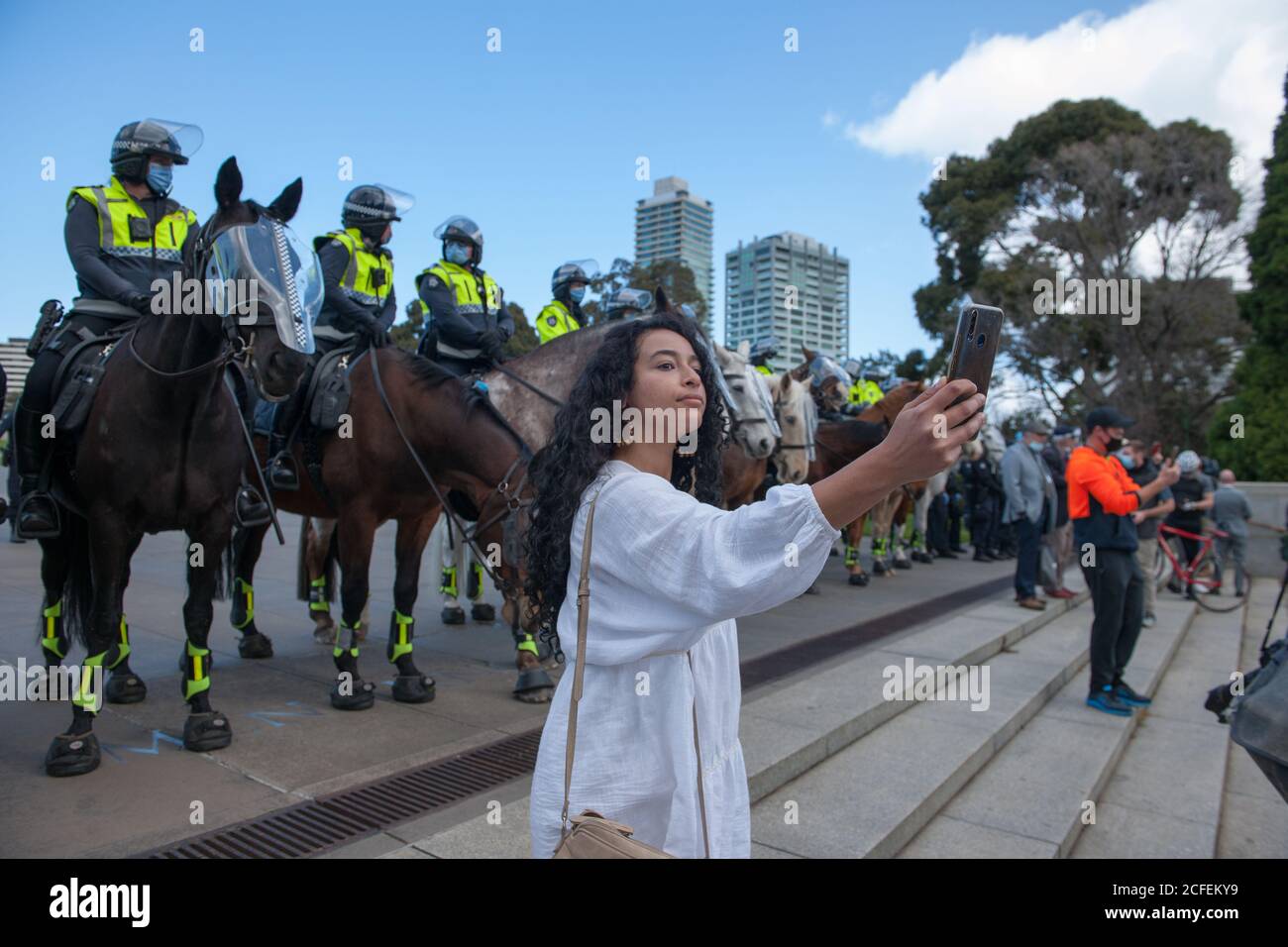Melbourne, Australia 5 settembre 2020, una protesta femminile prende un selfie davanti a cavalli di polizia al Freedom Day Anti-maschera e anti-blocco protesta al Santuario della memoria a Melbourne Australia. Credit: Michael Currie/Alamy Live News Foto Stock