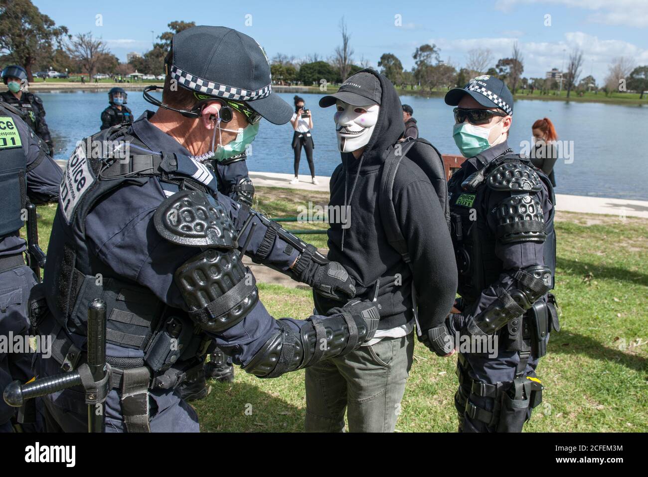 Melbourne, Australia 5 Set 2020, un manifestante che indossa una maschera Guy Fawkes viene arrestato da poliziotti antisommossa alla protesta contro la maschera e l'anti-blocco del Freedom Day all'Albert Park Lake di Melbourne, Australia. Credit: Michael Currie/Alamy Live News Foto Stock