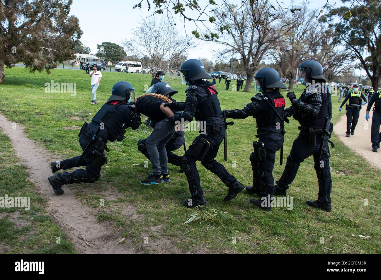 Melbourne, Australia 5 Set 2020, Riot polizia scuffare con un protestore alla Freedom Day Anti-maschera e anti-blocco protesta al lago Albert Park a Melbourne Australia. Credit: Michael Currie/Alamy Live News Foto Stock