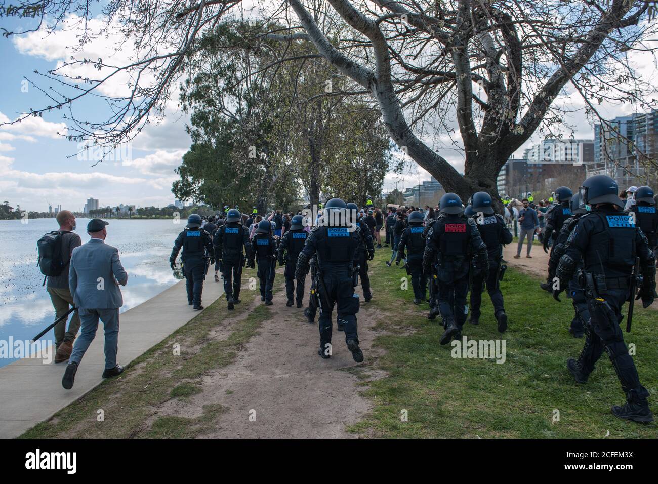 Melbourne, Australia 5 settembre 2020, la polizia di Riot si è mossa per rompere i manifestanti al Freedom Day Anti-maschera e anti-blocco protesta al lago Albert Park a Melbourne Australia. Credit: Michael Currie/Alamy Live News Foto Stock