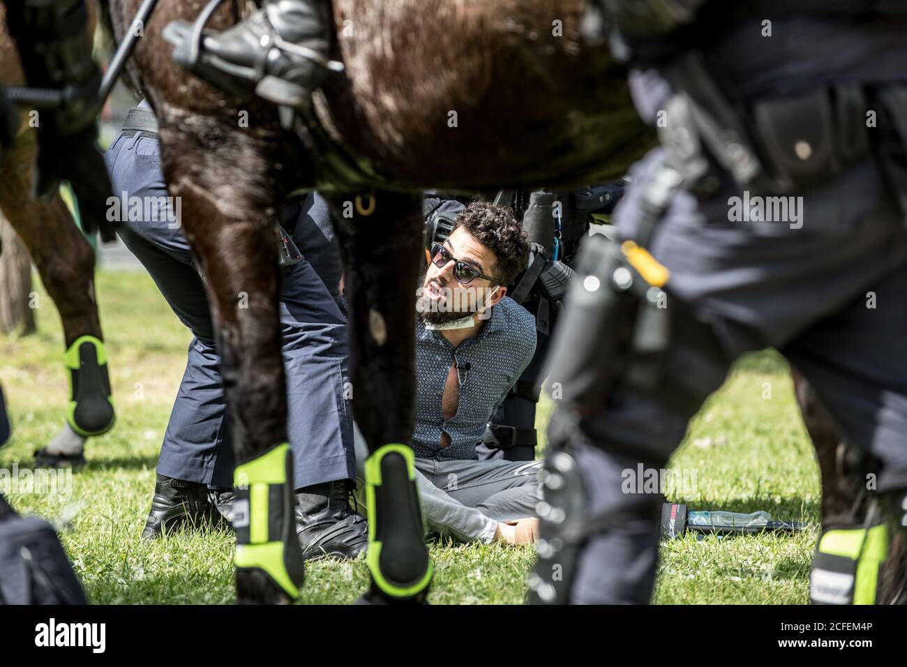 Melbourne, Australia 5 settembre 2020, gli ufficiali di polizia vittoriani arrestano il giornalista attivista AVI Yemini, mentre si trasferirono per rompere la protesta contro la maschera e l'anti-blocco del Freedom Day che si era trasferita all'Albert Park Lake a Melbourne, Australia. Credit: Michael Currie/Alamy Live News Foto Stock