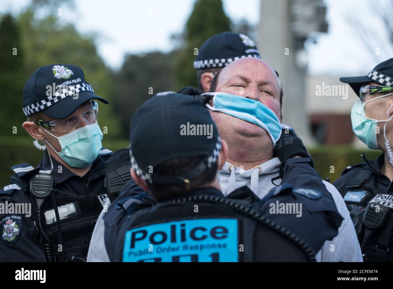 Melbourne, Australia 5 settembre 2020, gli ufficiali di polizia vittoriani tentano di montare una maschera ad un uomo arrestato per essersi rifiutato di rispettare le indicazioni al Freedom Day Anti-mask e anti-lock down protesta al Santuario della memoria a Melbourne Australia. Credit: Michael Currie/Alamy Live News Foto Stock